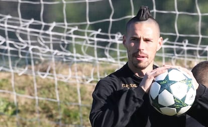 Marek Hamsik, centrocampista del Nápoles, durante el último entrenamiento de los italianos antes del partido contra el Benfica
