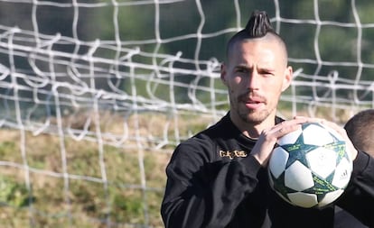 Marek Hamsik, centrocampista del N&aacute;poles, durante el &uacute;ltimo entrenamiento de los italianos antes del partido contra el Benfica