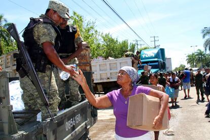 Soldados reparten víveres a damnificados por las inundaciones en Acapulco, aislados por vía terrestre desde el pasado fin de semana.