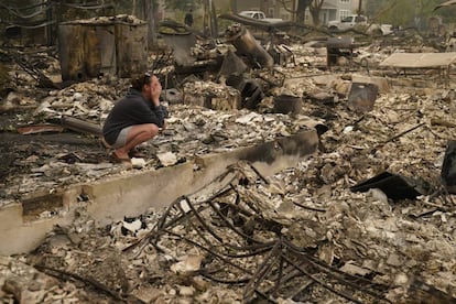 El mayor esfuerzo estaba el jueves en los alrededores de Fresno (California), donde el llamado Creek Fire crece a toda velocidad y ya ha quemado 71.000 hectáreas de bosque. En la imagen, una mujer llora mientras observa su vivienda destruida por el incendio de Almeda en Talent (Oregón), el viernes.