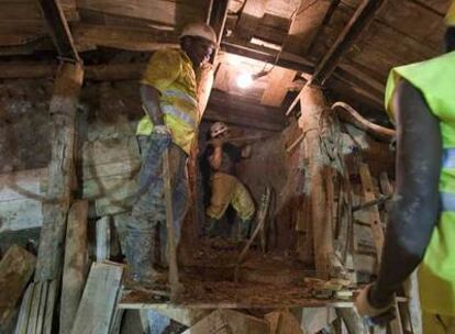 Un obrero excava el túnel, a 30 metros del término municipal de Barcelona.