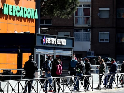 Colas a la entrada de un supermercado en Madrid durante la pandemia de coronavirus.