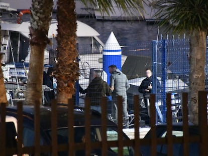 Los agentes del Servicio de Asuntos Internos de la Guardia Civil conducen a uno de los detenidos por la Operación Hades, durante un registro de una embarcación el pasado 30 de enero, en el puerto deportivo de Ceuta.