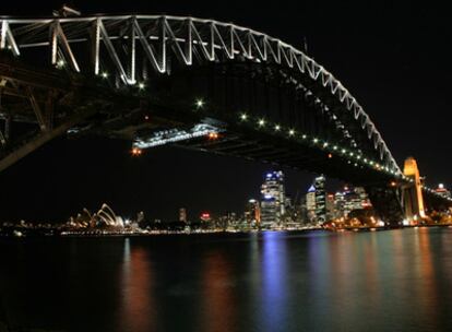 El puente de Sídney por la noche con el Opera House de fondo