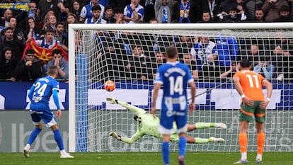 Joan Jordán anota de penalti este miércoles ante el Valencia.