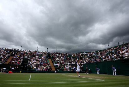 Vekic sirve durante el partido.