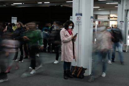 Una mujer mira su celular para conocer la mesa de votación donde podrá elegir entre Rodolfo Hernández, Gustavo Petro y el voto en blanco, en Bogotá, el 19 de juio de 2022.