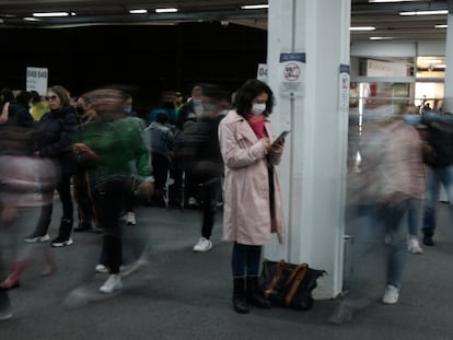 Una mujer usa su celular en la vía pública en Bogotá (Colombia).