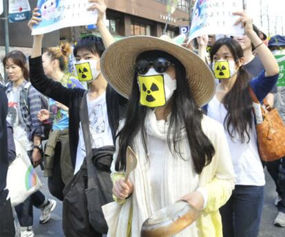 Manifestantes contra la energía nuclear, ayer en Tokio.