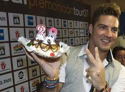 David Bisbal, ayer con la tarta de su cumpleaños.