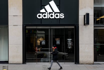 Una tienda de Adidas cerrada en Hamburgo, en abril.