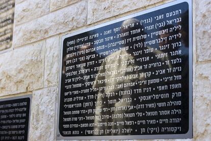 El Papa se refleja en una placa durante su visita al Museo del Holocausto en Jerusaln. Francisco concluye su primera peregrinacin a Tierra Santa.