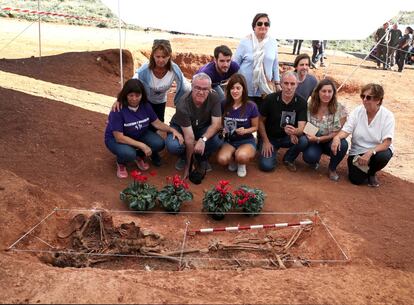 La emoción ha acompañado la exhumación en La Riba de Escalote. Varios familiares de los cuatro desaparecidos, contactados por Recuerdo y Dignidad, han acudido a la excavación desde varios puntos de España. Durante los dos días de trabajo han expresado su agradecimiento a las asociaciones que han luchado por visibilizar el caso.