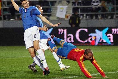 Soldado cae ante el defensor italiano Nocerino en el choque del pasado martes en el que la selección española fue eliminada del Europeo ante Italia.