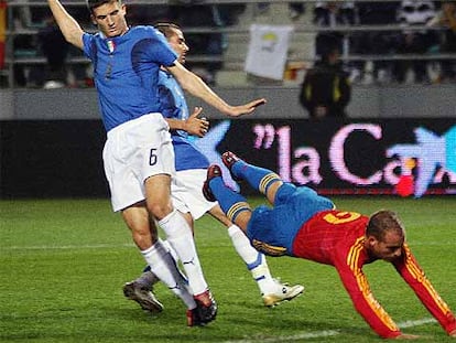 Soldado cae ante el defensor italiano Nocerino en el choque del pasado martes en el que la selección española fue eliminada del Europeo ante Italia.