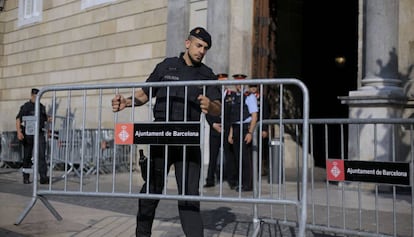 Un agente valla el Palau de Generalitat, antes de la toma de posesión.