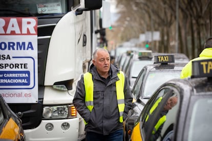 Un manifestante participa en una marcha lenta de taxistas, desde la T1 del aeropuerto de El Prat de Barcelona al Parlament, el pasado 23 de marzo.