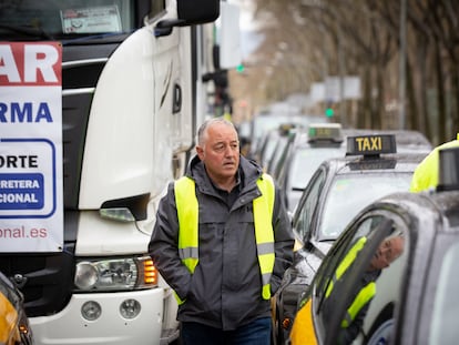 Un manifestante participa en una marcha lenta de taxistas, desde la T1 del aeropuerto de El Prat de Barcelona al Parlament, el pasado 23 de marzo.