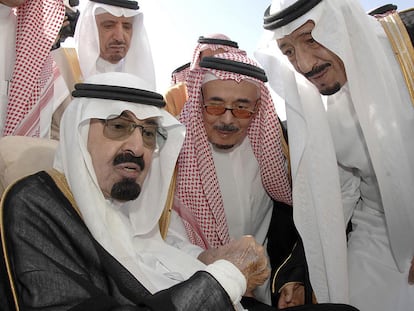 El rey Abdalá (izquierda), con algunos de sus consejeros.