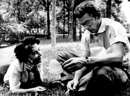 Imagen relajada de la gran actriz con James Dean en los años cincuenta. Ambos se vieron las caras en esa década en <i>Gigante</i>, de 1956.