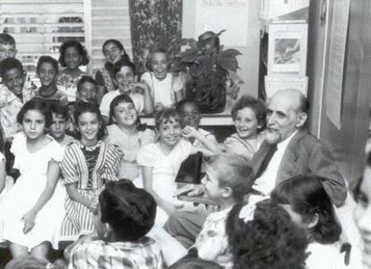 Juan Ramón Jiménez rodeado de niñosen una escuela de Puerto Rico, hacia 1957