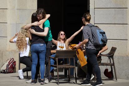 Varias personas se saludan en una terraza del centro de Girona este lunes.