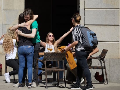 Varias personas se saludan en una terraza del centro de Girona este lunes.