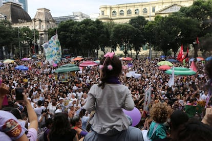 Outra grande concentração aconteceu no centro do Rio de Janeiro. Na imagem, manifestantes, com suas crianças, na praça da Cinelândia. Um dos motes do movimento é o repúdio a frases de Bolsonaro misóginas e de incitação ao estupro (pelo qual ele é réu no Supremo Tribunal Federal), homofóbicas ou racistas (ele já foi condenado a nível cível, mas o STF rejeitou a denúncia por racismo).