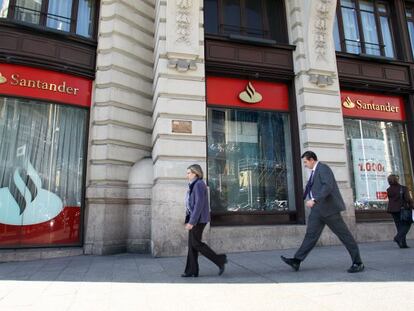 Fachada de una oficina de Santander en Madrid