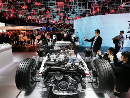 La 67 edición del Salón Internacional del Automóvil de Frankfurt cuenta este año con la participación de expositores procedentes de cuarenta países diferentes, que darán a conocer en primicia mundial cerca de 80 automóviles al público de la ciudad alemana, entre el 14 y el 24 de septiembre. En la imagen, los asistentes a la Feria Internacional del Automóvil de Frankfurt fotografían el chásis de un Audi A8 híbrido.