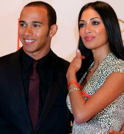 El piloto de  Fórmula Uno Lewis Hamilton junto a Nicole Scherzinger durante una entrega de premios en Berlín en noviembre de 2008.