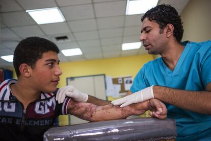 Saleem Omar lleva a cabo una sesión de fisioterapia con Motaz, un paciente de 14 años proveniente de Gaza. Las graves quemaduras que sufría le habían causado una contractura permanente en el codo y en la muñeca. Motaz se sometió a varias cirugías de injerto de piel para recuperar el movimiento y la funcionalidad de su brazo. El papel de un fisioterapeuta en un caso así se centra en mejorar la flexibilidad de la piel y en fortalecer los músculos.