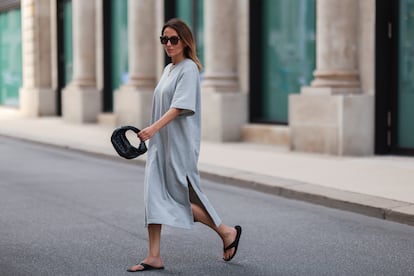 La influencer Elise Seitz paseando en chanclas por Hamburgo (Alemania)