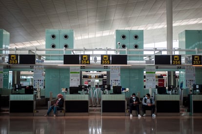 Poca actividad en la Terminal 1 del aeropuerto del Prat, este jueves.