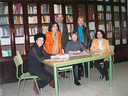 Mercedes González, en el centro, con otros profesores del instituto.