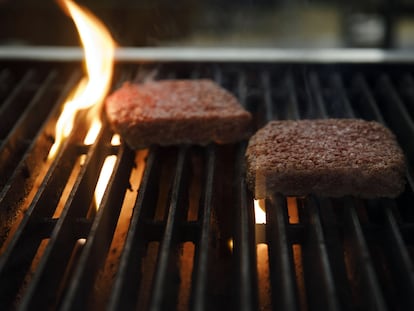 Una hamburguesa en la parrilla elaborada sobre la base de plantas.