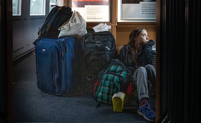 Greta Thunberg en el suelo de un tren alemán.