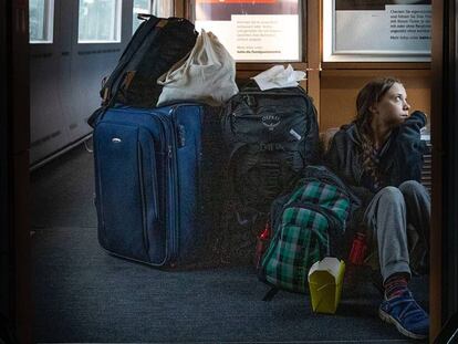 Greta Thunberg en el suelo de un tren alemán.