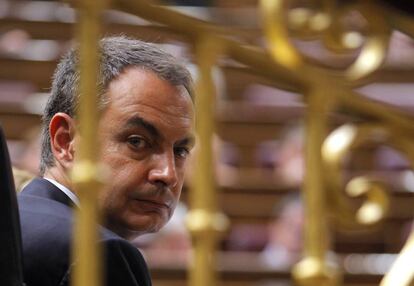 El presidente José Luis Rodríguez Zapatero en su escaño del Congreso