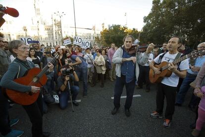 Varias personas tocan en las inmediaciones de la plaza de Cibeles de Madrid, durante la marcha 'Rodea el Congreso' convocada por la Coordinadora 25-S, para protestar por la investidura de Mariano Rajoy como presidente del Gobierno.