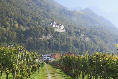 Entre los países más pequeños de Europa y el único del mundo que debe su nombre a quienes lo compraron, Liechtenstein cumple tres siglos de historia en pleno corazón de los Alpes. Para celebrarlo, despliega un amplio programa de eventos, exposiciones y fiestas –la principal el 15 de agosto– y <a href="https://tourismus.li/en/activities/the-liechtenstein-trail/" target="">estrena el Liechtenstein Trail</a>, ruta de senderismo que permite recorrer a pie todo el país en un fin de semana: 75 kilómetros que parten de Vaduz, ciudad de cuento de hadas (con tiendas de artículos de lujo libres de impuestos) coronada por un castillo del siglo XII (en la foto), y visita 11 municipios del país, atravesando sus famosos viñedos, los pastos a orillas del Rin y sus montañas. Por el camino, se contemplan castillos medievales como el de Schellenberg (en ruinas), el de Gutemberg o el de Balzers. El aeropuerto más próximo a Liechtenstein es el de Zúrich (Suiza), desde donde se llega en tren a Sargans y en autobús a Vaduz.