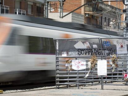 Un tren de Cercan&iacute;as, a su paso por Montcada i Reixac.