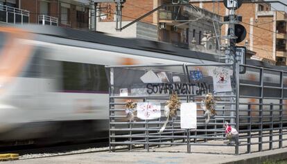 Un tren de Cercan&iacute;as, a su paso por Montcada i Reixac.