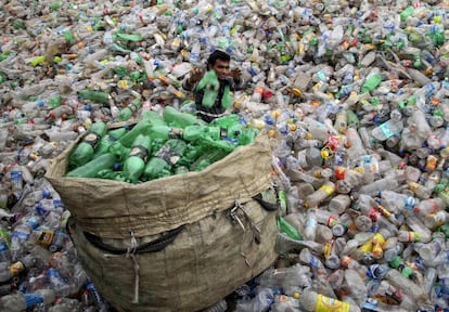 Un hombre recupera botellas de plástico en un vertedero de Chandigarh, India.