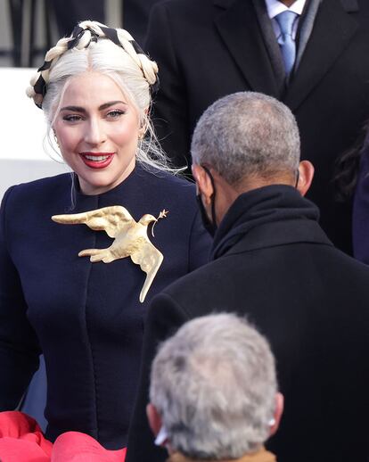 Lady Gaga lució un gran broche que simbolizaba la paloma de La Paz.
