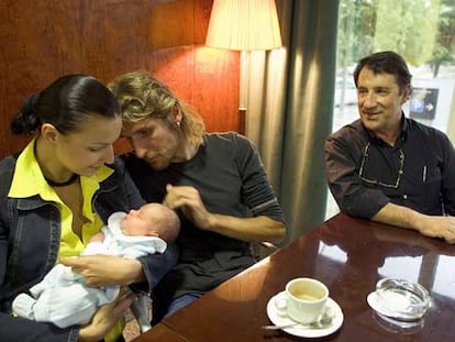 Karpets, con Tania, su esposa; su hijo Eric, y José Miguel Echávarri en Pamplona