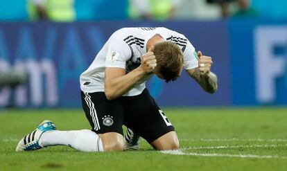Kroos se arrodilla después del gol que mantiene a Alemania en el Mundial.