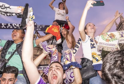 Aficionados del Real Madrid celebrando el título de liga en Cibeles.