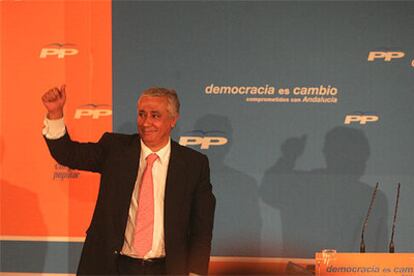 Javier Arenas saludó al plenario antes de comenzar su intervención.