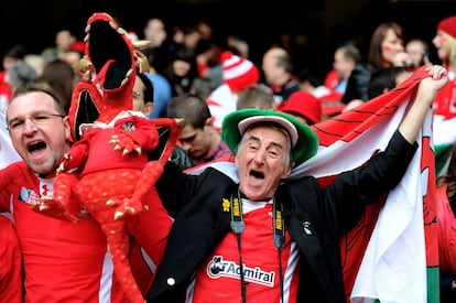 Los aficionados galeses celebrán el título.